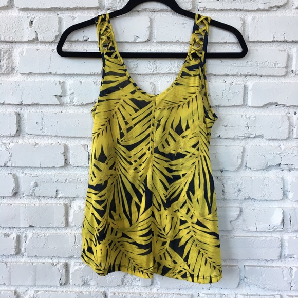 💥Sale! H&M Banana Leaf Tank Blouse - Picture 3 of 6